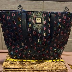 Dooney & Bourke 1975 signature tote bag EUC like new